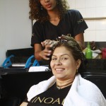 A instrutora de Beleza Dione Bento serve de modelo para a monitora Dalvina Araújo (Foto: Graciele Vieira - Fotografia Spectaculu/2015)