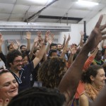 Convidados participam de ação proposta à plateia pelo diretor do Cultural Skills Unit do British Council Simon Dancey (Foto: Pedro Werneck)