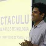 O jovem formado em Adereços 2015 da Spectaculu Ipojucan Teixeira relata aos presentes sua experiência durante o intercâmbio promovido pelo projeto Mudança de Cena / Scene Change (Foto: Beatriz Carelli)