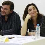 Marisa Orth ouve atenta à fala de Ipojucan Teixeira (Foto: Beatriz Carelli)