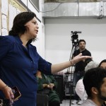 A coordenadora administrativa da Spectaculu Katiane de Souza faz perguntas aos participantes da Mesa 2 (Foto: Camila Mariel)
