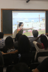 A instrutora do Olhar Carina Dávila apresenta aos convidados o projeto de design thinking "Porto Imaginário"