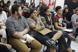 Pedro Padilha (Vértice Marketing), Tiago da Marta, Julia Sampaio (ACasaGringoCardia) e Matheus Meira (ACasaGringoCardia) participam da apresentação de portfólios de Tratamento de Imagem 2015.1 (Foto: Gabriela Falcão)