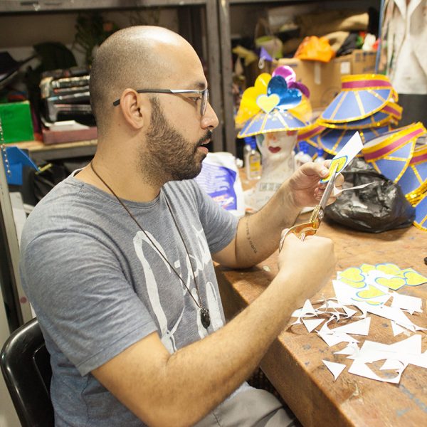 Artesão produz adereços para carnaval