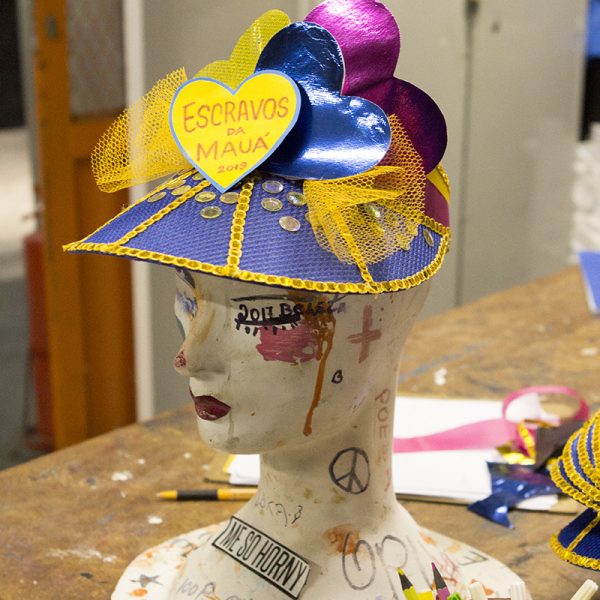 Adereços de cabeça do Bloco Escravos da Mauá